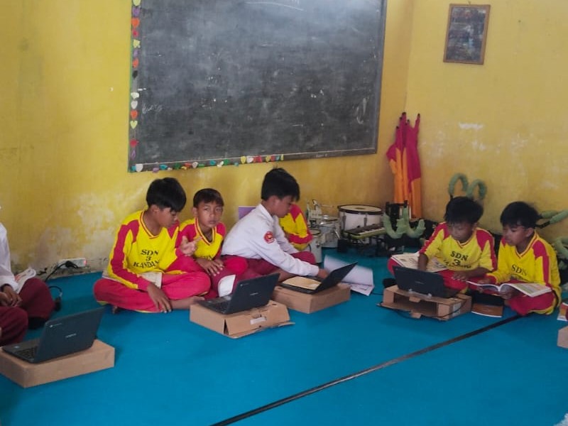 KBM Kelas 5 tentang materi Koding dan AI dengan praktek lagsung menggunakan chroomebook di ruang ANBK